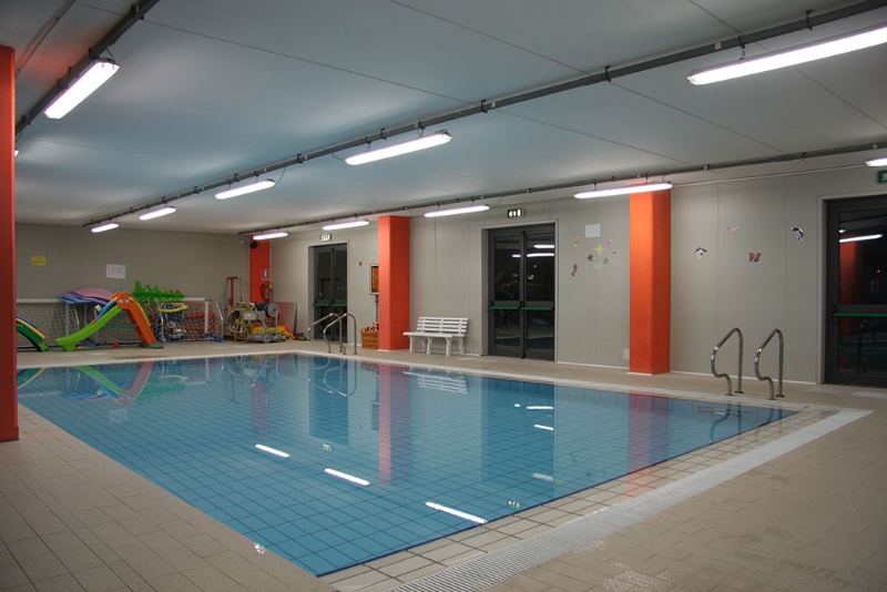 La piscina interna Piscina al coperto