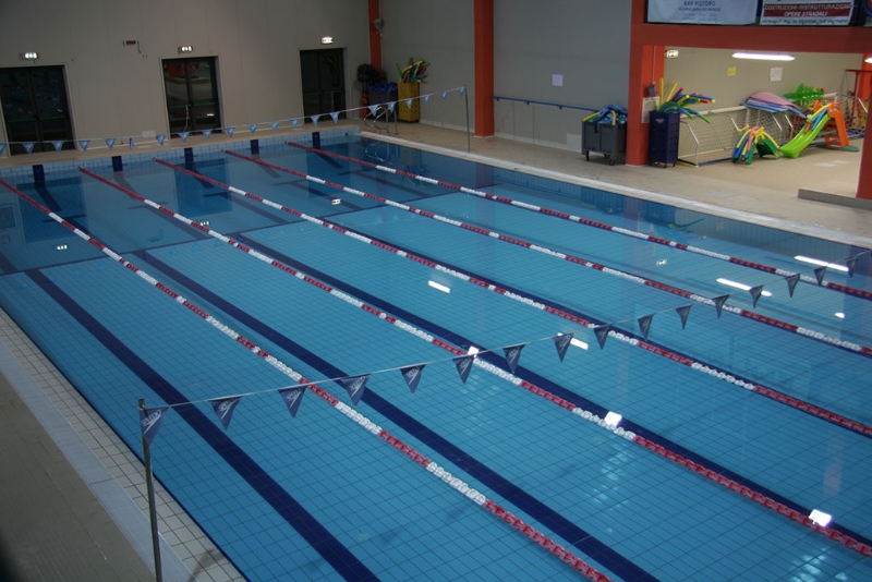 La piscina interna Piscina al coperto